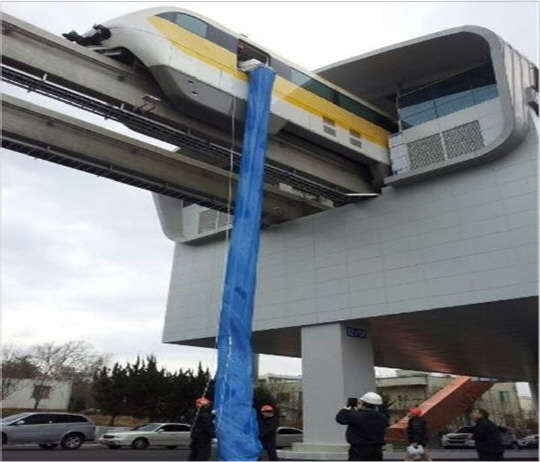 역사를 떠난 모노레일에서 비상상황이 발생할 경우 비상탈출장치인 '스파이럴 슈터'를 통해 지상으로 내려올 수 있다. 탈출장치 하단에는 쿠션이 설치돼 있고 내부는 나선형으로 제작돼 미끄럼을 타면서 속도를 늦춰 지상으로 하강한다.